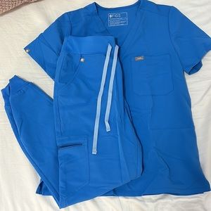 FIGS women’s Catarina one pocket scrub top and Zamora jogger pants size small